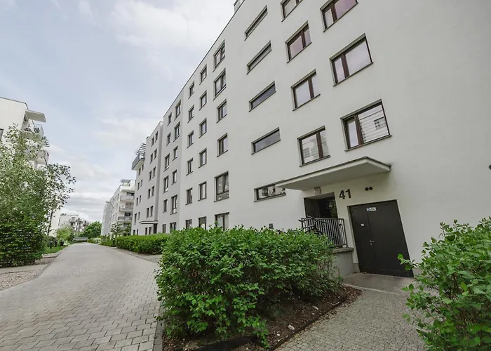 Wilda Chic By Bookinghost *