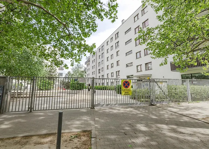 Wilda Chic By Bookinghost *